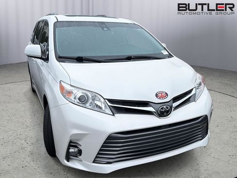 Used 2019 Toyota Sienna XLE w/ XLE Navigation Package FWD image 5