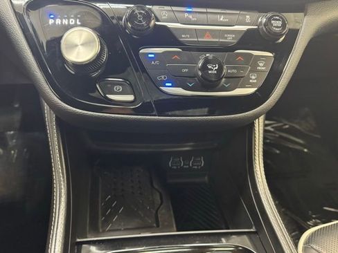Used 2025 Chrysler Pacifica Limited image 23