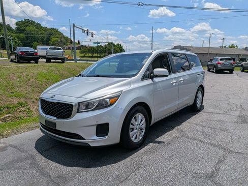 Used 2017 Kia Sedona LX w/ LX Essentials Premium Package FWD image 1
