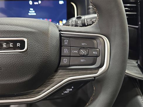 Used 2024 Jeep Wagoneer L Series II w/ Flexible Seating Group image 19