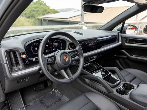 Certified 2026 Porsche Cayenne AWD/4WD image 4