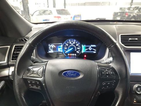 Used 2017 Ford Explorer XLT w/ Equipment Group 201A FWD image 16
