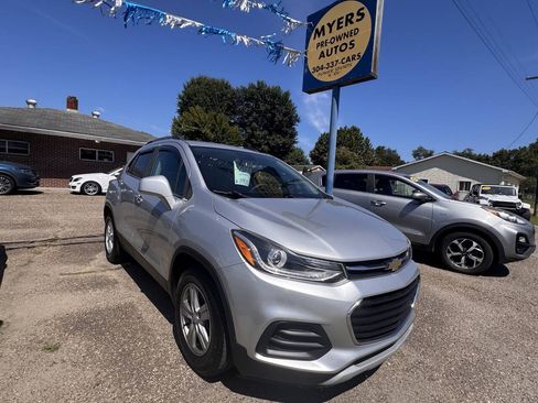 Used 2017 Chevrolet Trax LT w/ LT Convenience Package FWD image 1