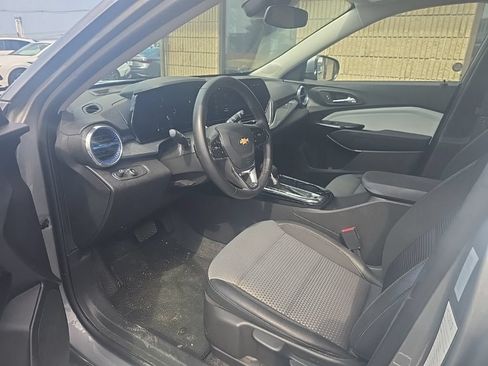 Used 2025 Chevrolet Trax LT w/ LT Convenience Package FWD image 7