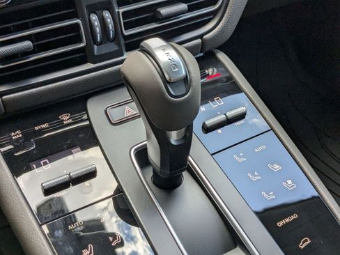 Certified 2025 Porsche Macan AWD/4WD image 20