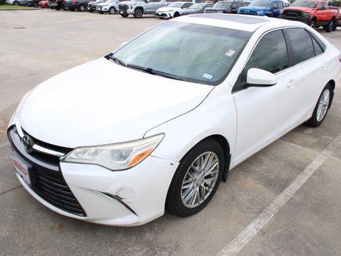 Used 2015 Toyota Camry XLE FWD image 3