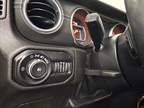 Used 2019 Jeep Wrangler Unlimited Sahara w/ Uconnect 4C Nav & Sound Group image 32