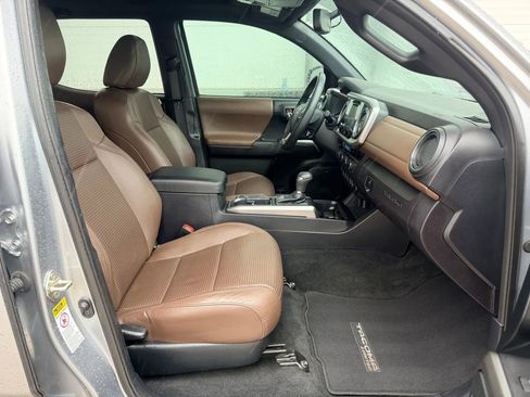 Used 2017 Toyota Tacoma Limited w/ Tow Package image 14