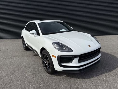 Certified 2022 Porsche Macan image 11