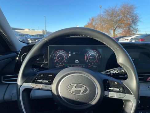 Used 2025 Hyundai Elantra Limited image 33