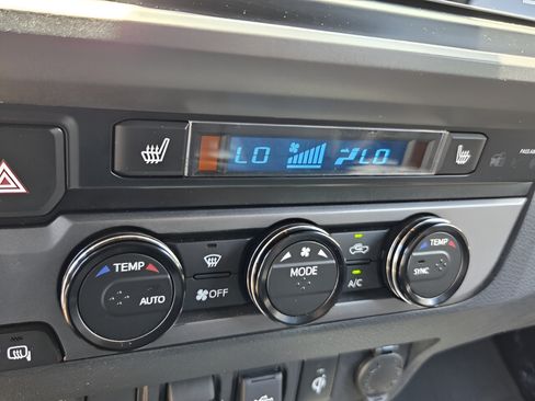 Used 2021 Toyota Tacoma TRD Off-Road w/ TRD Premium Off Road Package AWD/4WD image 21