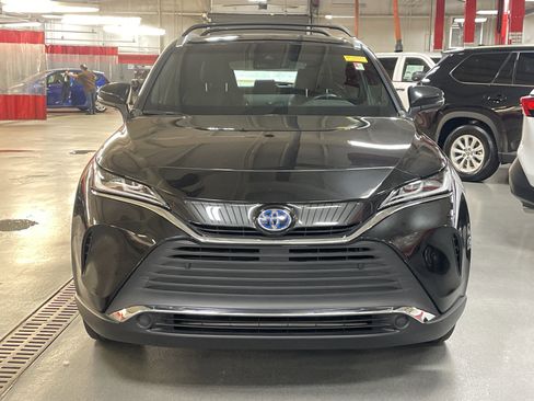 Used 2022 Toyota Venza XLE image 3