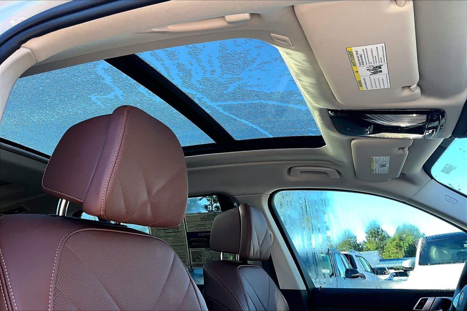 Used 2025 BMW X7 xDrive40i w/ Premium Package AWD/4WD image 14