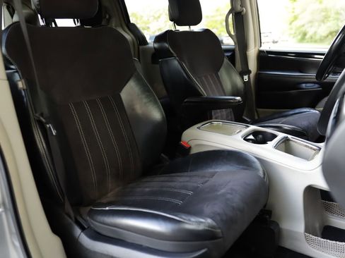 Used 2014 Chrysler Town & Country Touring-L FWD image 16