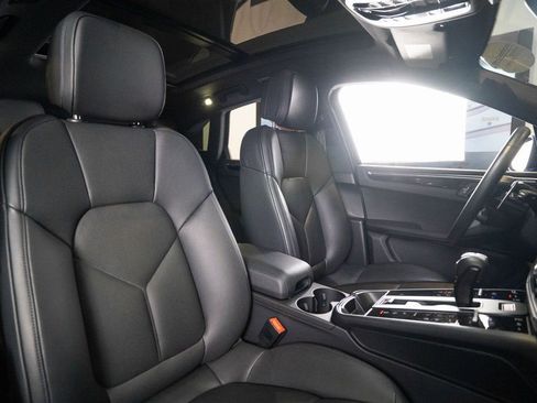 Certified 2025 Porsche Macan image 17