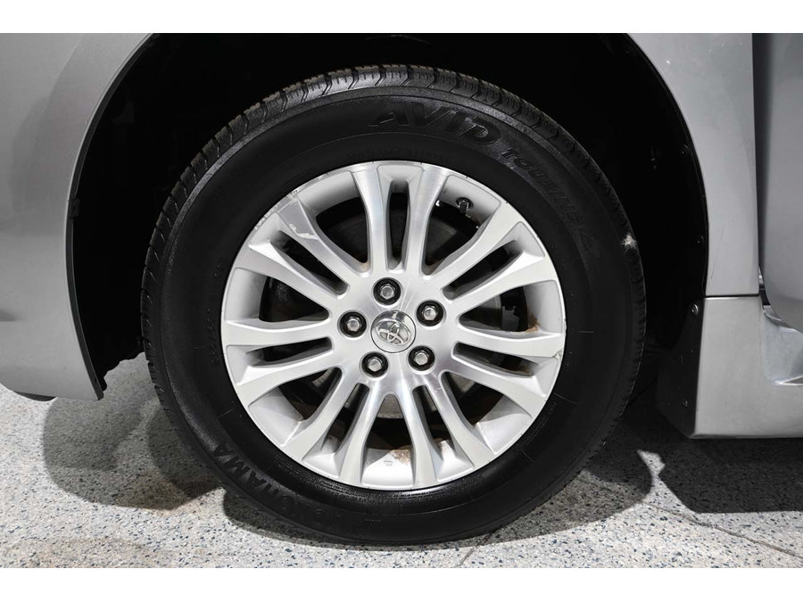 Used 2015 Toyota Sienna XLE w/ XLE Navigation Package FWD image 12