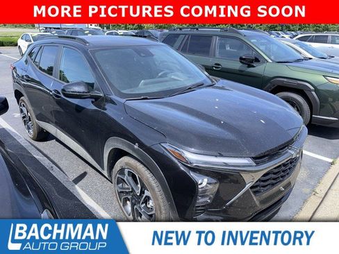 Used 2025 Chevrolet Trax RS FWD image 2