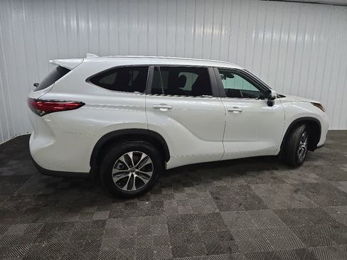 Used 2023 Toyota Highlander XLE AWD/4WD image 3