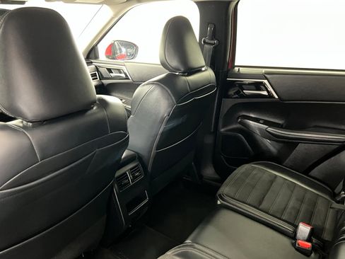 Used 2023 Mitsubishi Outlander SE image 19