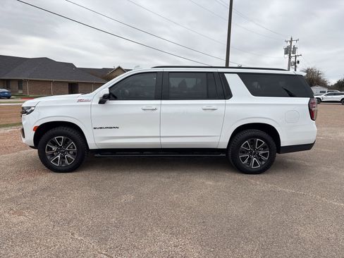 Used 2022 Chevrolet Suburban Z71 w/ Luxury Package image 2