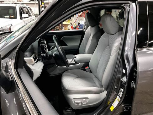 Certified 2022 Toyota Highlander LE image 8