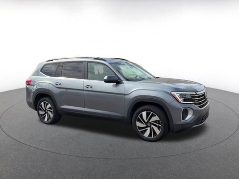 Used 2025 Volkswagen Atlas SE image 2