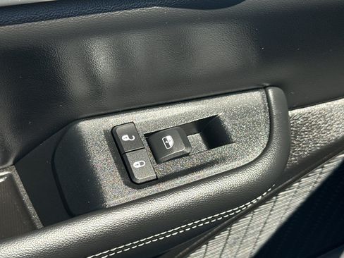 Used 2025 Jeep Grand Cherokee Limited AWD/4WD image 31