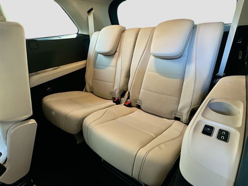 Used 2025 Mercedes-Benz GLS 450 4MATIC image 29
