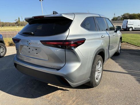 Used 2024 Toyota Highlander LE image 11