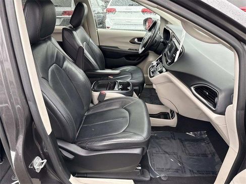 Used 2017 Chrysler Pacifica Touring-L image 9