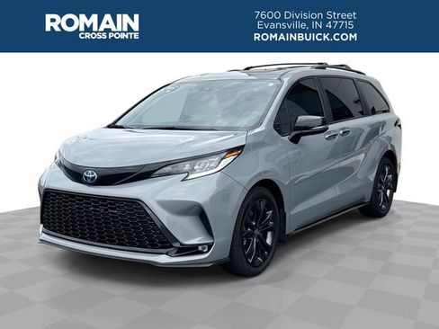 Used 2025 Toyota Sienna XSE w/ XSE Premium Package FWD image 1