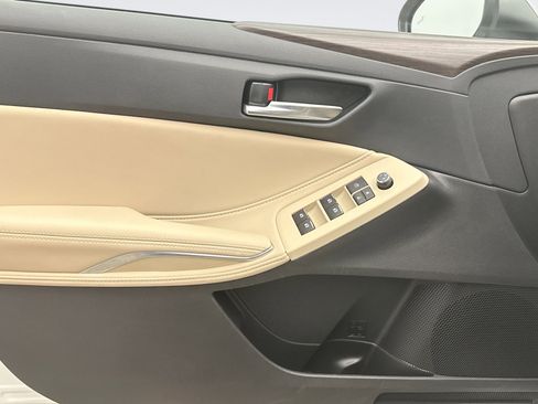 Used 2021 Toyota Avalon XLE image 9