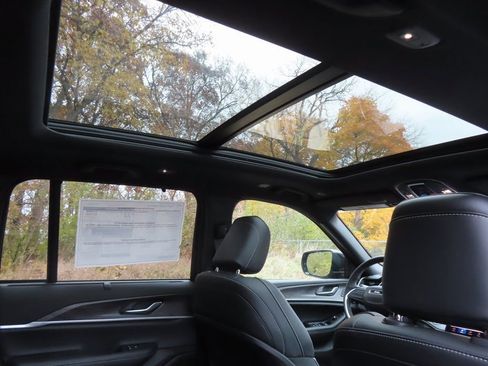 New 2025 Jeep Grand Cherokee Limited w/ Luxury Tech Group II image 7