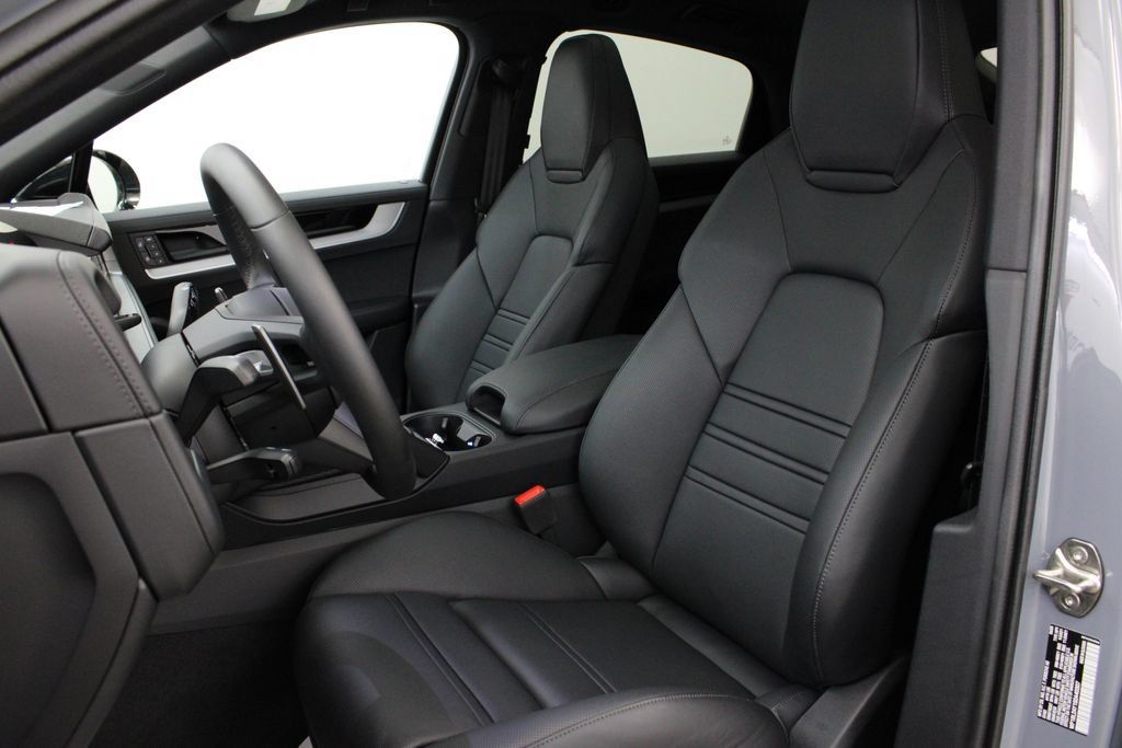 Used 2025 Porsche Cayenne S AWD/4WD image 5