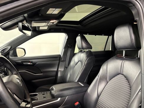 Used 2023 Toyota Highlander XSE FWD image 30
