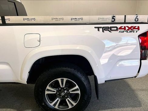 Used 2018 Toyota Tacoma TRD Sport AWD/4WD image 44