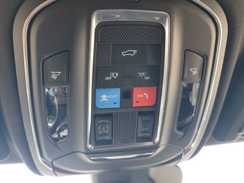 New 2025 Jeep Grand Cherokee Laredo image 14