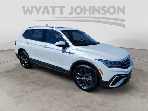 Used 2023 Volkswagen Tiguan SE w/ Panoramic Sunroof Package FWD image 8