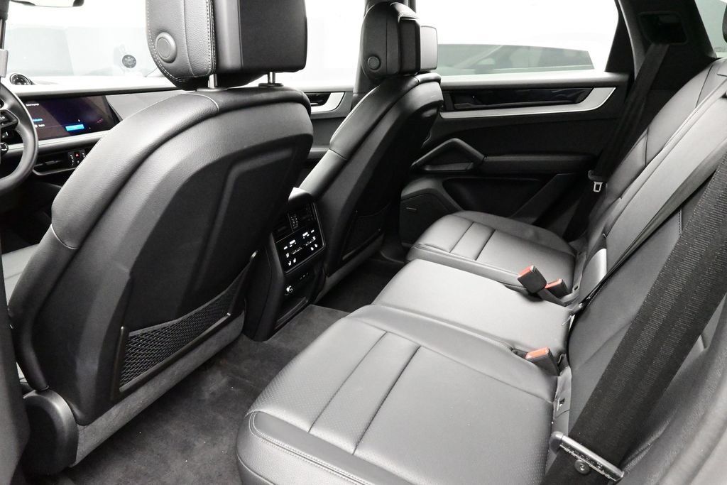 Certified 2024 Porsche Cayenne AWD/4WD image 14