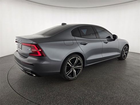 Used 2019 Volvo S60 T5 R-Design image 2