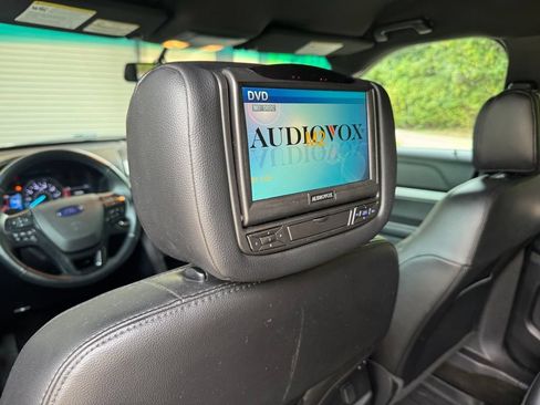 Used 2017 Ford Explorer XLT w/ Equipment Group 202A AWD/4WD image 22