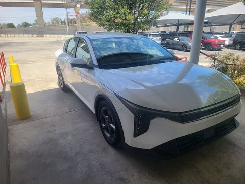 Used 2025 Kia K4 LXS image 13