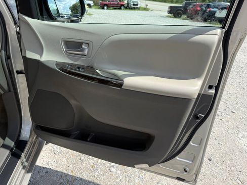 Used 2017 Toyota Sienna XLE w/ XLE Navigation Package FWD image 16