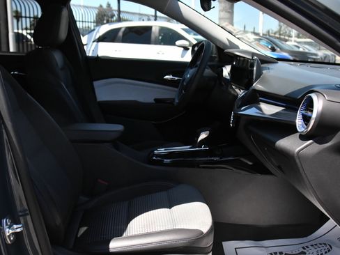 Used 2025 Chevrolet Trax LT FWD image 44