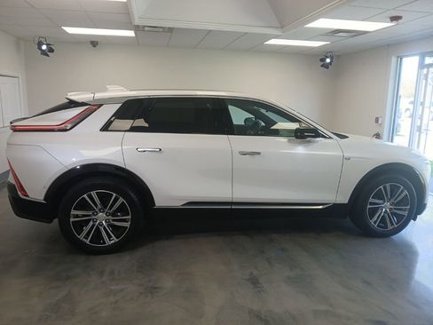 Certified 2024 Cadillac Lyriq Luxury AWD/4WD image 8
