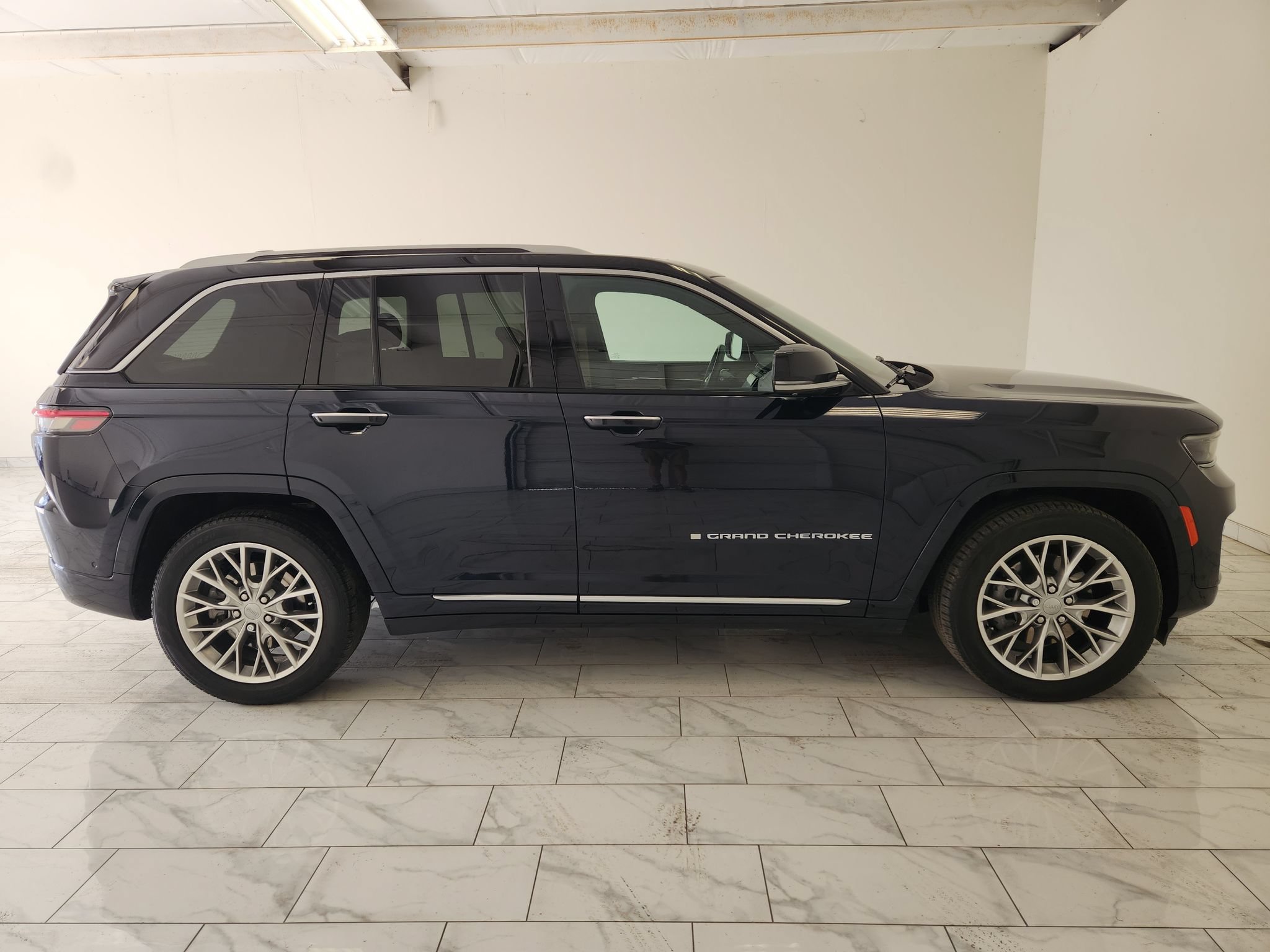 Used 2023 Jeep Grand Cherokee Summit AWD/4WD image 4