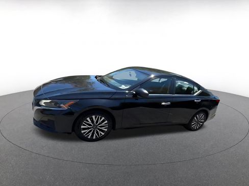 Used 2025 Nissan Altima 2.5 SV FWD image 6