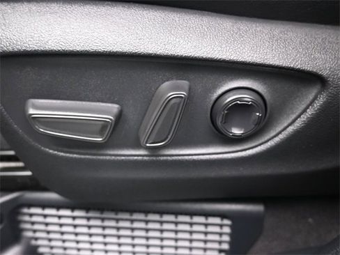 Used 2025 Toyota Sienna Limited image 31