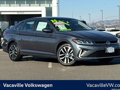Used 2025 Volkswagen Jetta SE w/ Sunroof Package