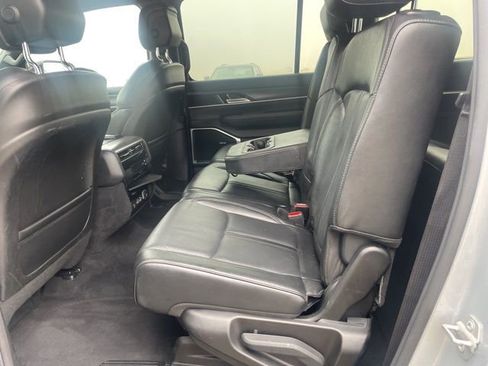 Used 2023 Jeep Wagoneer L Series II image 9